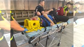 台鐵浮洲站乘客落軌。（圖／翻攝畫面）