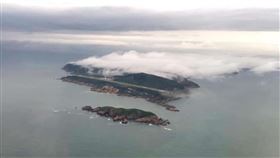 霧鎖馬祖4天  南竿機場短暫開場旅客驚喜原本一直關場的馬祖南竿機場，25日傍晚居然神奇開場，遊客們直到飛機起飛升空，回頭望向機場，才發現居然只有機場沒有霧，感覺像奇蹟出現。（黃詩韻提供）中央社　108年6月26日