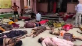 印度爆嚴重踩踏「屍體躺滿地」！1萬人塞爆現場　100多人當場身亡（圖／翻攝自X@HateDetectors）