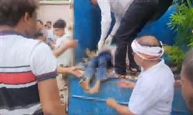 印度爆嚴重踩踏「屍體躺滿地」！1萬人塞爆現場　100多人當場身亡（圖／翻攝自X@HateDetectors）