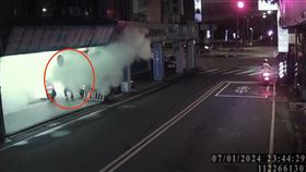 男子持滅火器報復中和娃娃機店。（圖／翻攝畫面）