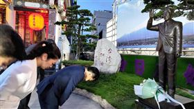 日本參議員向安倍銅像獻花致意日本參議院農林水產委員長瀧波宏文2日率「日本參議院TY會台灣訪問團」訪台，下午前往高雄保安堂，向已故前日本首相安倍晉三銅像獻花鞠躬致意。中央社記者蔡孟妤攝  113年7月2日