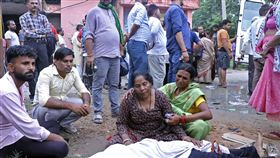 印度宗教集會踩踏意外已知87死 當地官員指過度擁擠肇禍 （圖／美聯社／達志影像） 