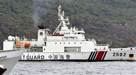 中國海警昨晚在金門外海強行登船拖走我方漁船，當地漁民人心惶惶。（圖／翻攝畫面）