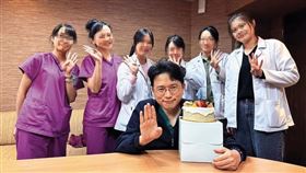 之前江坤俊（前）貼出職場週年的照片中，就已有該名熟女護理師（後排左2）的存在。（翻攝自江坤俊臉書）