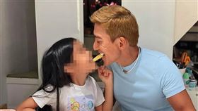 潘若迪（右）老來得女，對於女兒（左）疼愛不已。