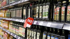 西班牙橄欖油貴桑桑  超市祭優惠西班牙橄欖油價格自2021年1月起連續3年翻倍飆漲，導致銷售量銳減，超市只得紛紛祭出特價優惠以刺激買氣。中央社記者胡家綺馬德里攝  113年7月2日