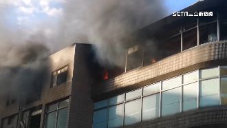 海霸王高雄廠火災！員工急逃、現場飄臭味