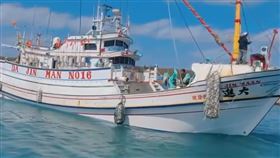 ▲中國海警昨晚在金門外海強行登船拖走澎湖籍漁船「大進滿 88號」。（圖／翻攝自臉書粉絲專頁大進滿海鮮 ）