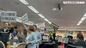 ▲立法院交通委員會藍綠舉牌綠委離席抗議（圖／記者陳怡潔攝影）