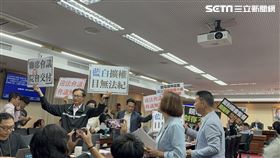 ▲立法院交通委員會藍綠舉牌綠委離席抗議（圖／記者陳怡潔攝影）