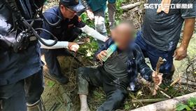 警方與搜救人員共40人地毯搜索，最終在崇德農會分部後方果樹園下找到已癱坐在地的老翁。（圖／翻攝畫面）
