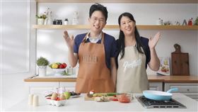 江坤俊曾跟老婆一起出料理書。（圖／翻攝臉書）