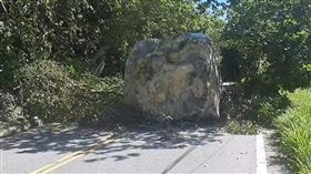 蘇花公路（台9丁線）50公里靠近漢本車站處，今天（3日）發生巨型落石掉落事件，導致該路段雙向阻斷無法通行，目前工務段已出動大型機具進行排除，詳細雙向搶通時間仍無法確定。