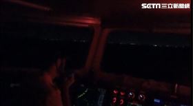 澎湖漁船越界捕魚遭中國海警船押走，海巡署朝中國海警船廣播要求釋放漁船。（圖／海巡署提供）