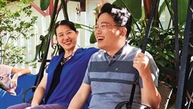 江坤俊醫師（右起）和老婆、女兒參加外景節目《ila部落住一晚》，一家天倫之樂在眾人眼前顯得溫馨。（翻攝自《ila部落住一晚》臉書）