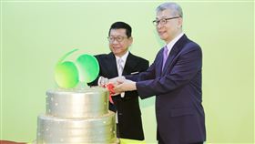 國泰金控60週年 蔡宏圖、蔡鎮宇合體國泰金控共同創辦人蔡宏圖（右）及蔡鎮宇（左）共切蛋糕慶祝國泰60週年。（國泰金控提供）中央社記者張璦傳真  111年11月20日