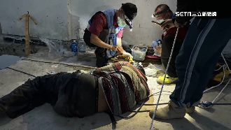 工人熱到中暑雙腳抽筋　擔架吊掛急送醫