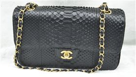 ▲imB吸金案名牌包第2場拍賣，Chanel香奈兒鍊條翻蓋側背包為此次拍出金額最高標的。鍊條小托特包競價最激烈。（圖／翻攝畫面）