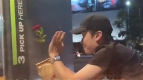 台中，麥當勞，得來速車道，男子趴引擎蓋，咬玫瑰花，告白女店員。(圖／社會事新聞影音)