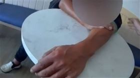 危男見檔車鑰匙沒拔竟騎走，豔陽曝曬下連騎6小時，累倒在超商桌上遭逮。（圖／翻攝畫面）