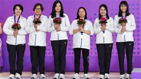 台灣橋藝女團去年杭州亞運奪下銀牌，左一為名醫江坤俊太太劉藺秦。（資料圖／奧會提供）