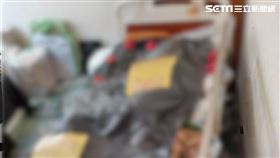 老翁遺體已成白骨，二女兒伴屍7個月，僅用黑色塑膠袋覆蓋，四周放滿捕蠅板。（圖／民眾提供）