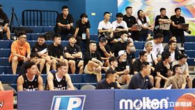 ▲PLG、T1選秀聯合體測會，各球團代表在場邊觀看。（圖／記者劉彥池攝影）