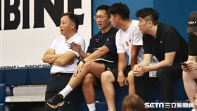 ▲PLG、T1選秀聯合體測會，富邦勇士總教練許晉哲現身觀看。（圖／記者劉彥池攝影）