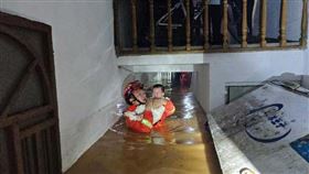 大水淹進民宅。（圖／翻攝自微博）