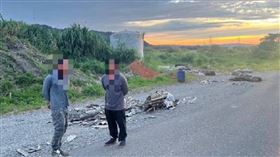 苗栗縣三義地區1日驚傳有人傾倒廢棄物至大安溪畔，警方獲報循線追查，鎖定犯嫌為34歲張姓男子和27歲吳姓男子，2人非法棄廢棄物置從中獲利數萬元，警方連日追捕，最終將涉案的張男、吳男和張姓業者等3人逮獲，後續依法將3人移送苗栗地方檢察署偵辦。