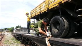 蘇花公路交通中斷  花蓮農產品轉運啟動鐵路運輸台9線蘇花公路因坍方導致交通中斷，花蓮轉運至北部的農產品需改行南迴公路或改以台鐵運輸。台鐵局花蓮運務段12日指出，已啟動蔬果北運機制，以蔬果貨車直接上平車的方式，從花蓮站出發運送至宜蘭蘇澳新站，避開公路受阻路段。（民眾提供）中央社記者張祈傳真  112年1月12日