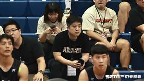 ▲PLG、T1選秀聯合體測會，臺北戰神總經理林祐廷在場邊觀看。（圖／記者劉彥池攝影）