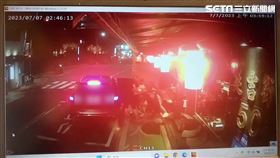 北市謝男與許女被齋主強行拉進車內，男方還遭眾人徒手圍毆。（圖／翻攝畫面）