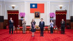 賴清德總統今（3）日下午頒授「美國在台協會」（AIT）台北辦事處處長孫曉雅）「大綬景星勳章」。（圖／總統府提供)