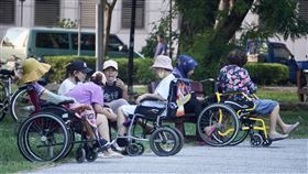 巴氏量表勞動部放寬免評（2）巴氏量表是長照家庭是否能申請外籍看護的關鍵。勞動部次長王安邦3日表示，勞動部將擴大多元免評適用對象範圍，預定今年9月修正相關法規。圖為家庭看護移工與雇主在高雄市苓雅區一處公園內休憩。中央社記者董俊志攝  113年7月3日