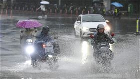 中國南方連日暴雨引發洪水中國南方多地連日降下暴雨，截至20日下午已有30條河流出現超過警戒線的洪水。圖為20日，廣東省廣州市持續降下暴雨，街道低窪處出現積水。（中新社提供）中央社 113年4月20日