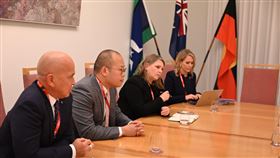 黎崇恩一行與澳洲外交部長黃英賢（Penny Wong）會面。（圖／翻攝自@SenatorWong X平台）
https://x.com/SenatorWong/status/1807708739623178639/photo/4