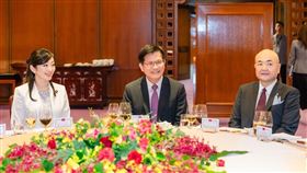 外交部長林佳龍午宴日本訪團（2）外交部長林佳龍（中）3日款宴「日本參議院TY會台灣訪問團」，左為日本參議員吉川有美，右為日本駐台代表片山和之。（外交部提供）中央社記者楊堯茹傳真 113年7月3日