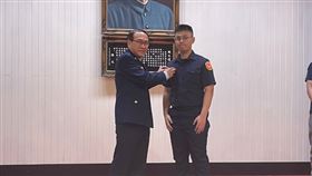 肩膀中彈仍開12槍還擊！ 22歲勇警破格升巡佐，桃園電子報
