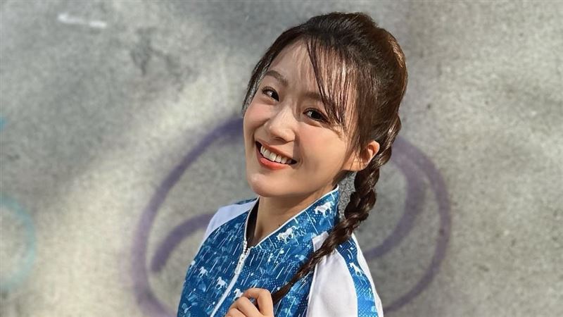 女星走路慘被油管淋黑水！受驚嚇大哭