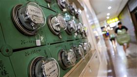 立院通過凍漲電價  經部：仍須執行電價審議結果立法院30日通過決議凍漲電價，經濟部回應表示，尊重國會決議，但無論經濟部或台電都必須依法守法執行業務，遵守電價審議結果。圖為台北市一處民宅電表。中央社記者鄭清元攝  113年4月30日