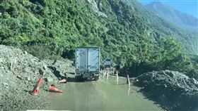 台9線蘇花公路崇德段前晚因大雨造成多處土石流，甚至還有巨石掉落阻路，交通中斷超過40小時，公路局派員冒險搶修，昨天（4日）下午2時許恢復通車，不過考量天候及災後復建施工，初期將實施分段性管制通行。