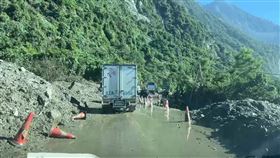 台9線蘇花公路崇德段前晚因大雨造成多處土石流，甚至還有巨石掉落阻路，交通中斷超過40小時，公路局派員冒險搶修，昨天（4日）下午2時許恢復通車，不過考量天候及災後復建施工，初期將實施分段性管制通行。