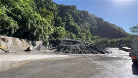 台9線蘇花公路崇德段前晚因大雨造成多處土石流，甚至還有巨石掉落阻路，交通中斷超過40小時，公路局派員冒險搶修，昨天（4日）下午2時許恢復通車，不過考量天候及災後復建施工，初期將實施分段性管制通行。