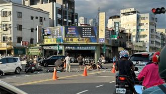台南騎士滿臉血倒地　驚悚監視器畫面曝光