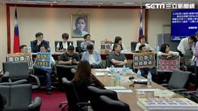 民進黨發出甲動反制，搶先在早上8點30分就成功占領主席台。