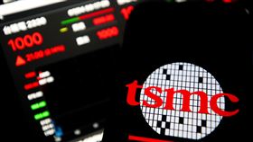 台積電攻上1000點（1）台積電4日開盤成功挑戰1000元關卡，上漲21元，市值逼近新台幣26兆元，貢獻大盤約170點。中央社記者吳家昇攝  113年7月4日