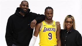 ▲詹姆斯（LeBron James）和兒子布朗尼（Bronny James），攜手效力湖人。（圖／翻攝自湖人X）