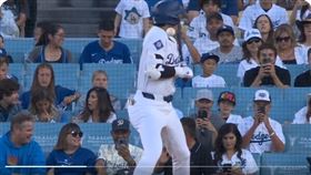 ▲大谷翔平差點被暴投打臉。（圖／翻攝自推特）
